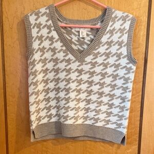 Jessica Simpson Beige and White V-Neck Sweater